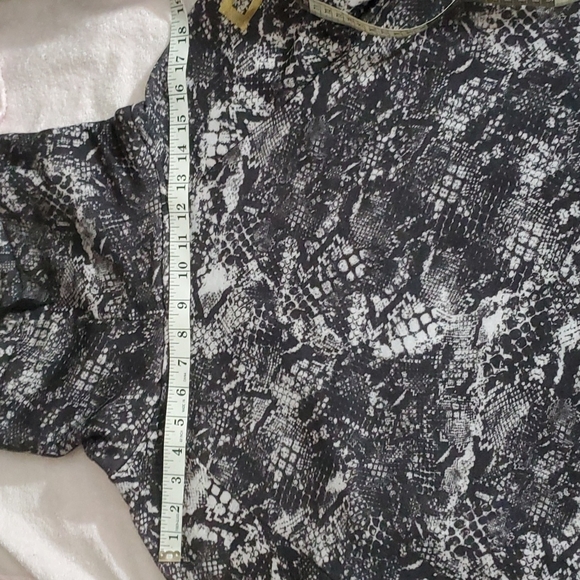 LOVE Blk/White Reptilian Print Cwl Neck Sweatshirt-Long Sleeves w/Gold LOVE-EUC - Picture 12 of 16